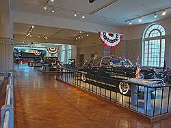 Henry Ford museum - op de voorgrond de auto van President Rooseveld