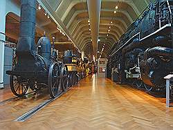 Henry Ford museum - treinen; links een replica van een van de eerste treinen; rechts een van de grootste en krachtigste stoomlocomotieven
