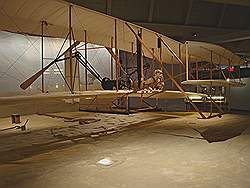 Henry Ford museum - replica van de Flyer; het eerste vliegtuig van de gebroeders Wright