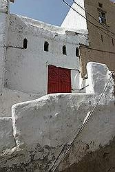 Oud verlaten dorp - het enige huis dat nog gebruikt wordt is wit geschilderd