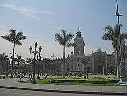 Lima - het oude centrum; kathedraal op 'Plaza de Armas'