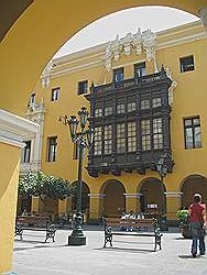 Lima - het oude centrum;zijstraatje van 'Plaza de Armas' naast het stadhuis