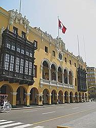 Lima - het oude centrum; het stadhuis aan de 'Plaza de Armas'