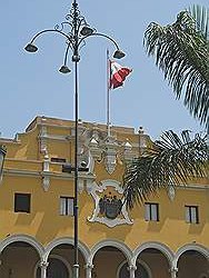 Lima - het oude centrum; het stadhuis aan de 'Plaza de Armas'