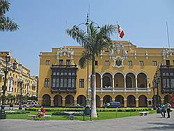 Lima - het oude centrum; het stadhuis aan de 'Plaza de Armas'