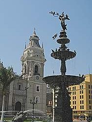 Lima - het oude centrum; kathedraal op 'Plaza de Armas'