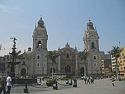 Lima - het oude centrum; kathedraal op 'Plaza de Armas'