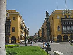 Lima - het oude centrum; het stadhuis aan de 'Plaza de Armas'