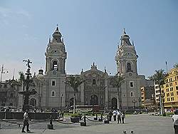 Lima - het oude centrum; kathedraal op 'Plaza de Armas'