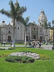 Lima - het oude centrum; kathedraal op 'Plaza de Armas'