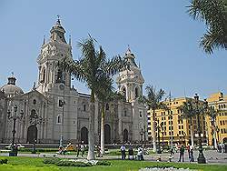 Lima - het oude centrum; kathedraal op 'Plaza de Armas'