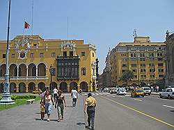 Lima - het oude centrum; het stadhuis aan de 'Plaza de Armas'