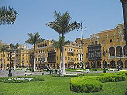Lima - het oude centrum; het stadhuis aan de 'Plaza de Armas'
