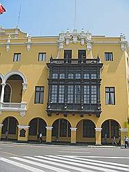 Lima - het oude centrum; het stadhuis aan de 'Plaza de Armas'