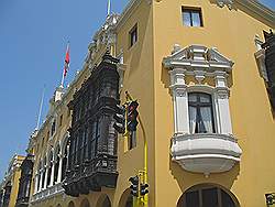 Lima - het oude centrum; het stadhuis aan de 'Plaza de Armas'