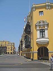 Lima - het oude centrum; het stadhuis aan de 'Plaza de Armas'