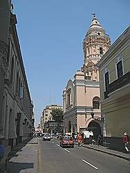 Lima - het oude centrum; straatje met oude kerk (Basilica de Veracruz)