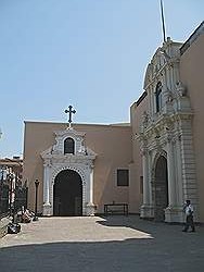Lima - het oude centrum; ingang van de Basilica de Veracruz
