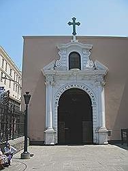 Lima - het oude centrum; ingang van de Basilica de Veracruz