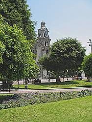 Lima - de wijk Miraflores; park met een kerkje op de achtergrond