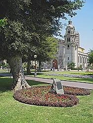 Lima - de wijk Miraflores; park met een kerkje op de achtergrond