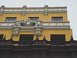 Lima - het oude centrum; het stadhuis aan de 'Plaza de Armas'