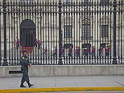 Lima - het oude centrum; het presidentieel paleis - changing of the guards