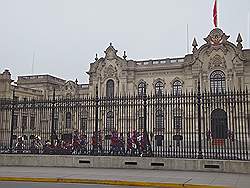 Lima - het oude centrum; het presidentieel paleis - changing of the guards