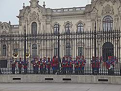 Lima - het oude centrum; het presidentieel paleis - changing of the guards