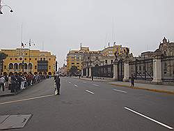 Lima - het oude centrum; het presidentieel paleis - changing of the guards; iedereen wordt op afstand gehouden
