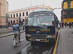Lima - het oude centrum; de bus naar het kruis van San Cristobal