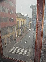 Lima - het oude centrum; overdekt houten balkon