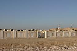 Dukhan - om de stad staat een muur; toegang alleen met een pasje