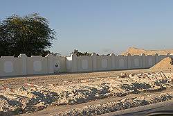 Dukhan - om de stad staat een muur; toegang alleen met een pasje