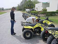 Rit door de woestijn met een quad - Quad verhuur bij het Sealine Beach Resort