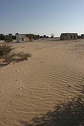 Verlaten dorp langs de weg tussen Al Zubarah en Dukhan