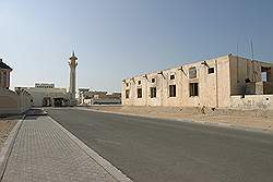 Al Ruwais - bebouwing in het dorp; oude en nieuwe gebouwen wisselen elkaar af