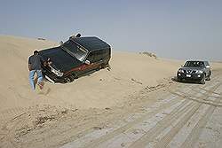 Rit door de woestijn - iemand heeft zich 'vast' gereden; oorzaak drank!!! Onze chauffeur heeft hem ter ontnuchtering laten staan