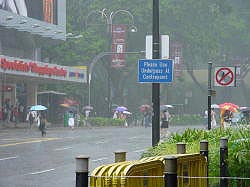 Singapore - Boat quay; een tropische regenbui