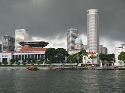 Singapore - Boat quay; donkere lucht - een tropische regenbui in aantocht