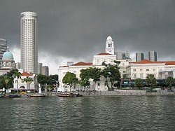 Singapore - Boat quay; donkere lucht - een tropische regenbui in aantocht