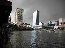 Singapore - Boat quay; donkere lucht - een tropische regenbui in aantocht