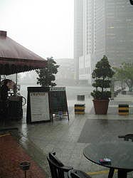 Singapore - Boat quay; een tropische regenbui