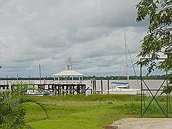 Terras en pier aan de Suriname rivier