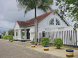 Overdekt terras aan de Suriname rivier