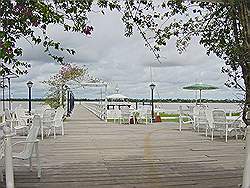 Terras en pier aan de Suriname rivier