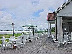 Terras en pier aan de Suriname rivier