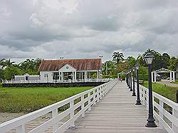 Terras en pier aan de Suriname rivier