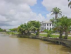 Langs de Suriname rivier