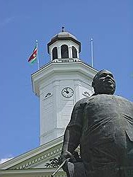 Onafhankelijkheidsplein met standbeeld van Minister Pengel